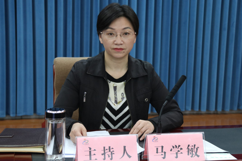 县长马学敏主持会议.jpg