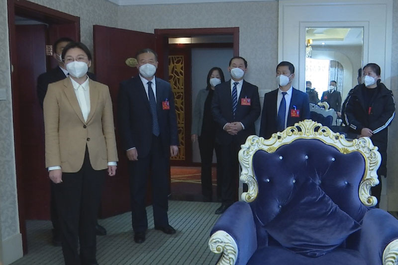 县委副书记、县长马学敏等县领导看望慰问参会人大代表和政协委员2.jpg