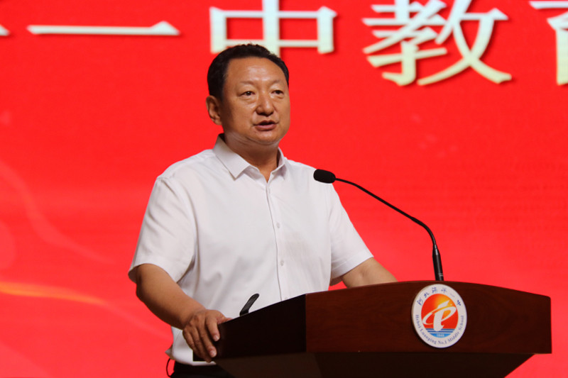 滦平一中校长汤振兴做充满深切感情的汇报.jpg
