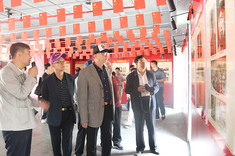 全体与会人员共同参观国歌《义勇军进行曲》主题图片展馆、长城展览馆及国歌广场.jpg