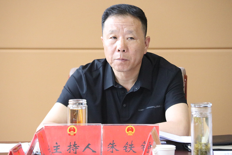 县人大常委会主任朱铁铮主持会议.jpg