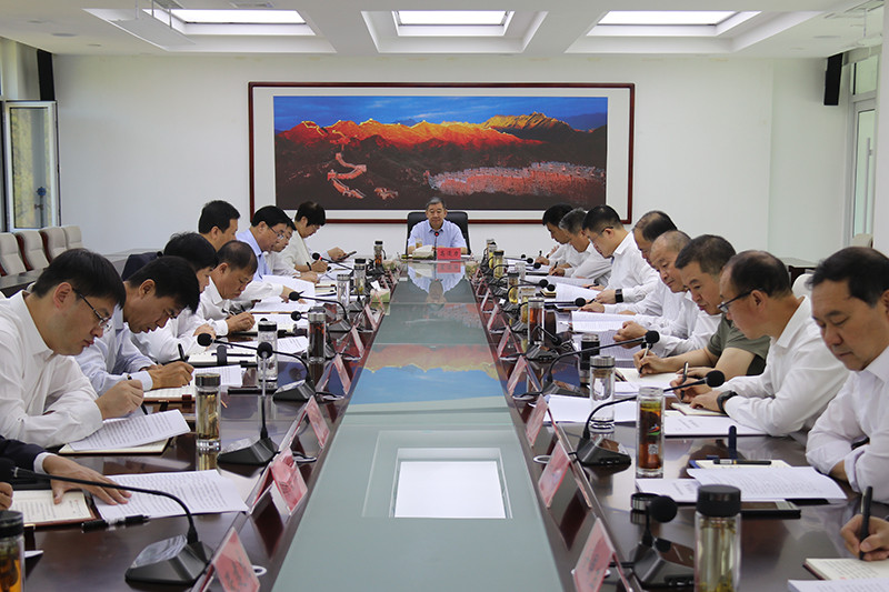 县委理论学习中心组召开学习贯彻习近平新时代中国特色社会主义思想主题教育专题集中（扩大）学习研讨会议.jpg