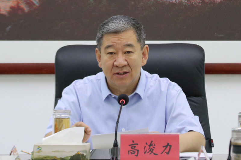 县委书记高浚力主持会议并讲话.jpg