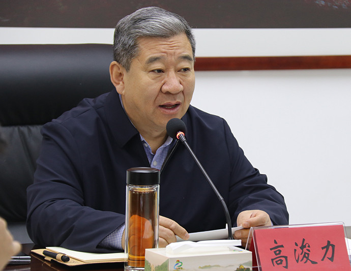 县委书记高浚力主持会议并讲话.jpg