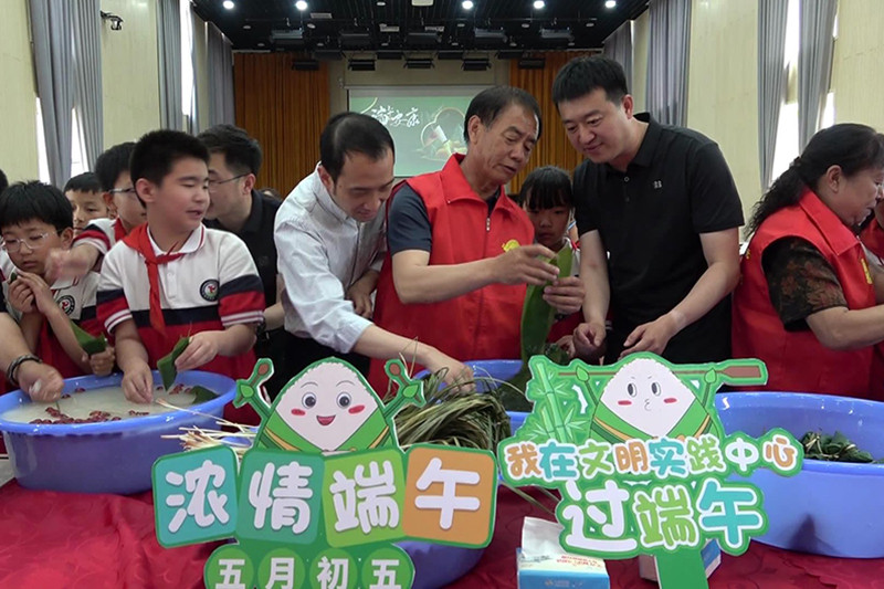我县开展童心度佳节巧手迎端午教育实践活动.jpg