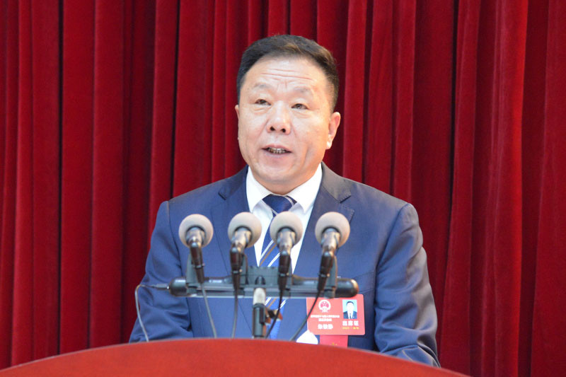 县人大常委会主任朱铁铮作《滦平县人大常委会工作报告》.jpg
